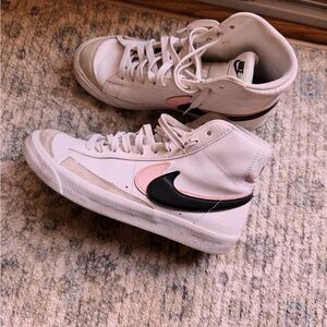 Nike Women's High-Top blazers - White and Pink